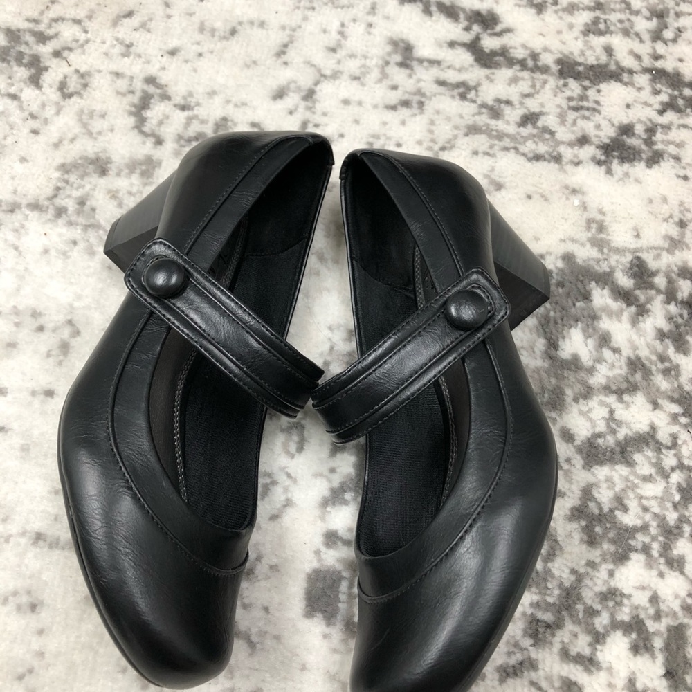 Life Stride Mary Jane style Black Shoes 7W 2” heel